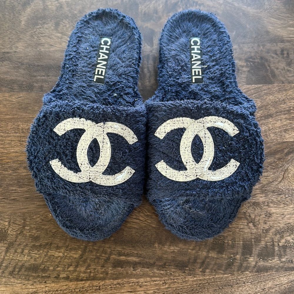 CHANEL Navy Blue Fuzzy Slide Slippers with White CC Logo